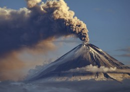 火山爆发瞬间桌面壁纸