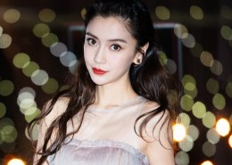 Angelababy浅色纱裙性感桌面壁纸