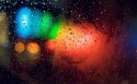 玻璃映照的雨滴和霓虹灯唯美风景桌面壁纸