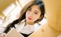 黄色调美女图书馆桌面壁纸