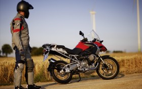 BMW宝马摩托车R 1200桌面壁纸