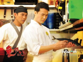 《鱼跃在花见》桌面壁纸