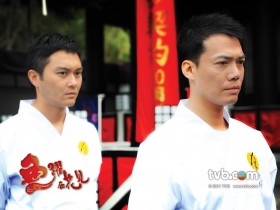 《鱼跃在花见》桌面壁纸