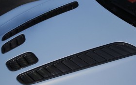 阿斯顿马丁 V12 Vantage轿车桌面壁纸