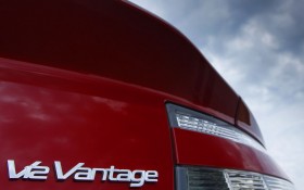 阿斯顿马丁 V12 Vantage轿车桌面壁纸