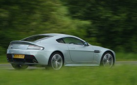 阿斯顿马丁 V12 Vantage轿车桌面壁纸