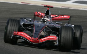 奔驰F1 McLaren MP4-24赛车桌面壁纸