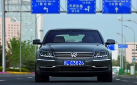 2011款大众辉腾轿车桌面壁纸