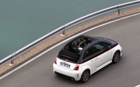 2011款菲亚特500C Abarth跑车桌面壁纸