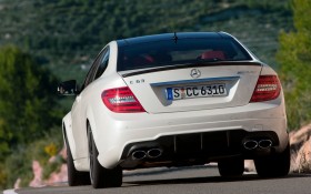 2012款奔驰C63 AMG Coupe跑车桌面壁纸