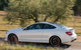 2012款奔驰C63 AMG Coupe跑车桌面壁纸