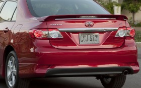 2011款丰田卡罗拉轿车桌面壁纸