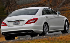 2012款奔驰CLS550轿车桌面壁纸
