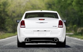 2012款克莱斯勒300c SRT8轿车桌面壁纸