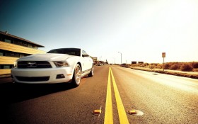 2011款福特野马V6跑车桌面壁纸