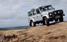 路虎Defender 110越野车桌面壁纸