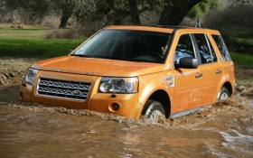 路虎Freelander 2越野车桌面壁纸