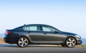 2010款雷克萨斯GS 350轿车桌面壁纸