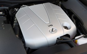 2010款雷克萨斯GS 350轿车桌面壁纸