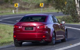 2011款雷克萨斯IS 350 F Sport跑车桌面壁纸