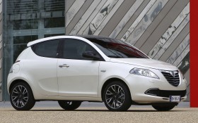 2012款Lancia Ypsilon轿车桌面壁纸