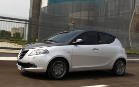 2012款Lancia Ypsilon轿车桌面壁纸