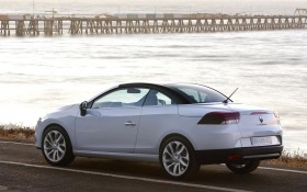 2011款雷诺梅甘娜Coupe-Cabriolet跑车桌面壁纸