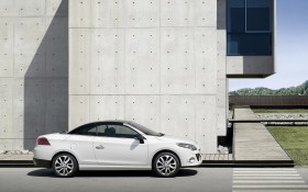 2011款雷诺梅甘娜Coupe-Cabriolet跑车桌面壁纸