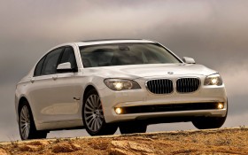 2011款宝马750Li跑车桌面壁纸