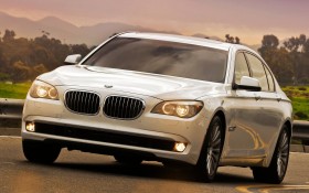 2011款宝马750Li跑车桌面壁纸