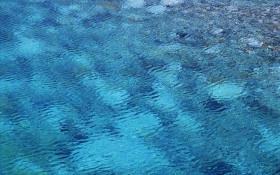 溪流波纹桌面壁纸