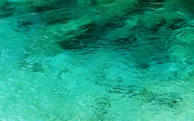 溪流波纹桌面壁纸