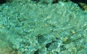 溪流波纹桌面壁纸