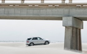 2012款奔驰ML350轿车桌面壁纸