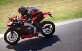 Aprilia RS4 50摩托桌面壁纸