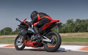 Aprilia RS4 50摩托桌面壁纸