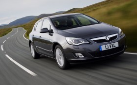 2010款Vauxhall Astra轿车桌面壁纸