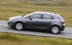 2010款Vauxhall Astra轿车桌面壁纸