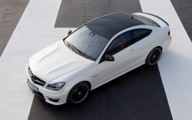2012款奔驰C63 AMG Coupe轿车桌面壁纸