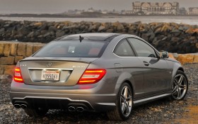 2012款奔驰C63 AMG Coupe轿车桌面壁纸