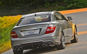 2012款奔驰C63 AMG Coupe轿车桌面壁纸