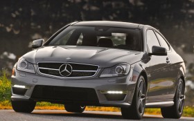 2012款奔驰C63 AMG Coupe轿车桌面壁纸