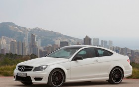 2012款奔驰C63 AMG Coupe轿车桌面壁纸