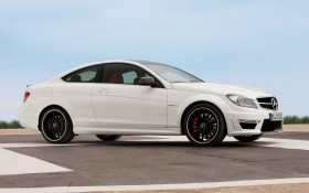 2012款奔驰C63 AMG Coupe轿车桌面壁纸