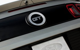 2013款福特野马 GT跑车桌面壁纸