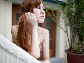 楚楚动人的养眼美女桌面壁纸