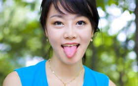 少女可爱表情桌面壁纸