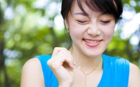 少女可爱表情桌面壁纸