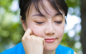 少女可爱表情桌面壁纸