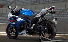 2012款铃木Suzuki GSX R1000摩托桌面壁纸